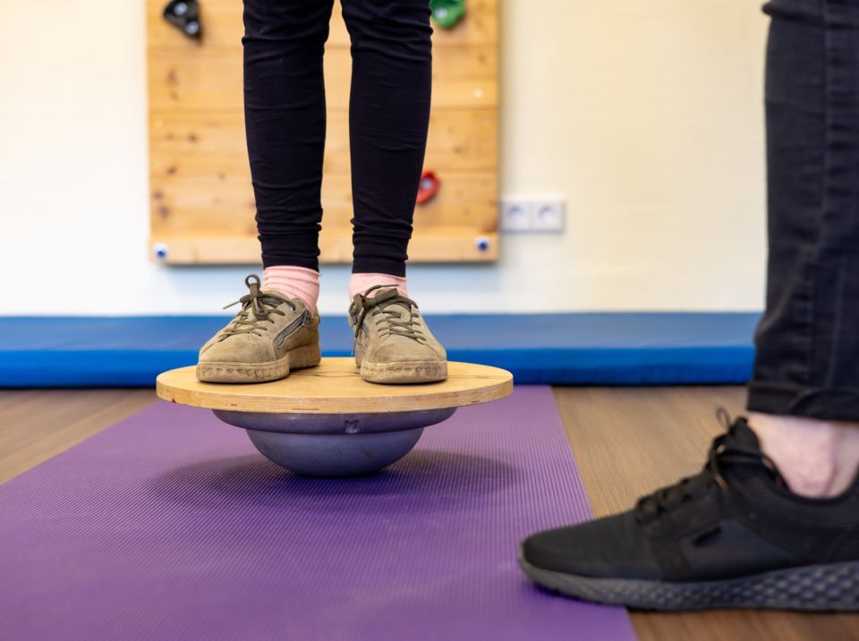 Gleichgewichtstraining und Körperwahrnehmung in der Pädiatrie